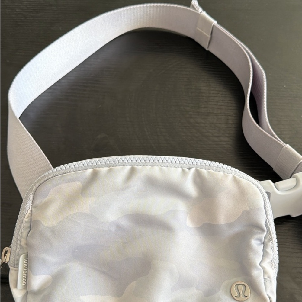 Lululemon Athletica Light Gray Mesh Belt Bag